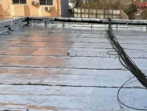 启东卫生间漏水维修公司分享下启东屋面楼顶防水刚性防水层施工要点。